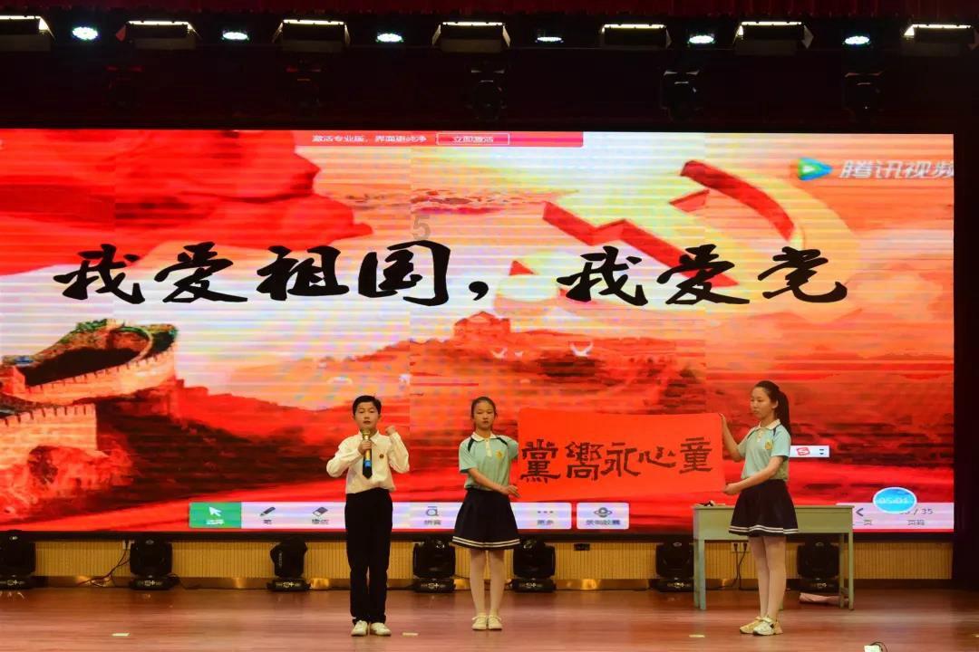 钟楚曦与侯雯元被曝分手后，尴尬合体营业，双方互动透着距离感